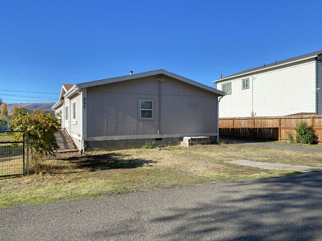 907 Poplar Dr in Dallesport, WA - Building Photo - Building Photo
