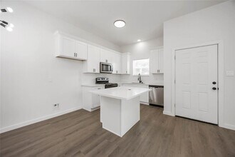 330 Clearwater St in Houston, TX - Building Photo - Building Photo