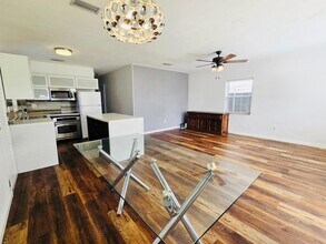 2174 NE 181st St in North Miami Beach, FL - Foto de edificio - Building Photo