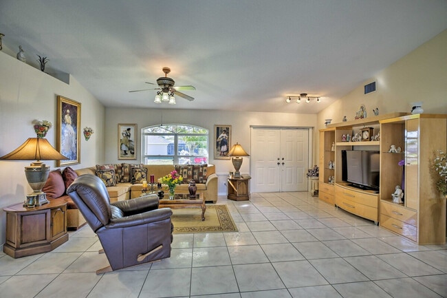 421 SE 4th Pl in Cape Coral, FL - Building Photo - Building Photo