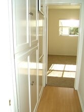 11676 Chenault Street in Los Angeles, CA - Foto de edificio - Interior Photo