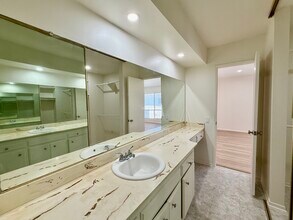 5320 Zelzah Ave, Unit 314 in Encino, CA - Foto de edificio - Building Photo