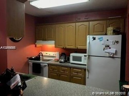 7487 SW 82nd St-Unit -C203 in Miami, FL - Foto de edificio - Building Photo