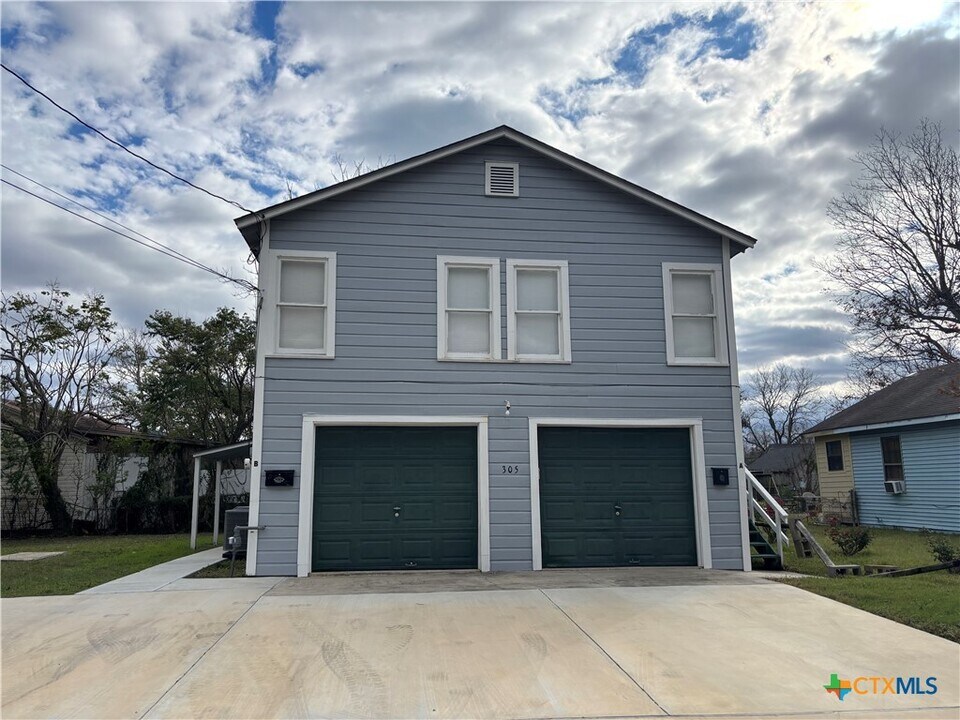 305 E Sabine St in Victoria, TX - Foto de edificio