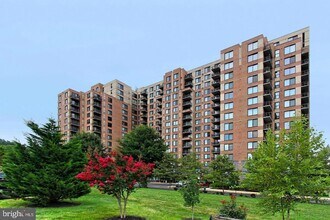 2451 Midtown Ave, Unit 903 in Alexandria, VA - Building Photo - Building Photo