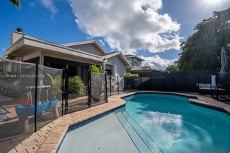 575 Lakeside Cir in Sunrise, FL - Building Photo - Building Photo