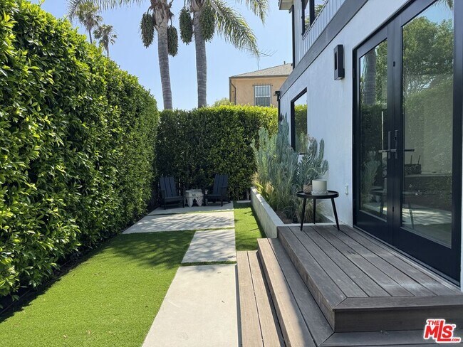 1136 Van Buren Ave in Los Angeles, CA - Building Photo - Building Photo