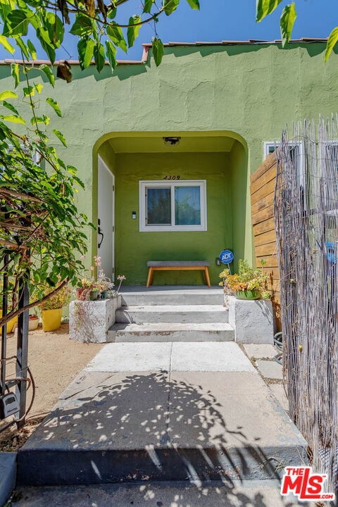 4307 Burns Ave in Los Angeles, CA - Foto de edificio - Building Photo