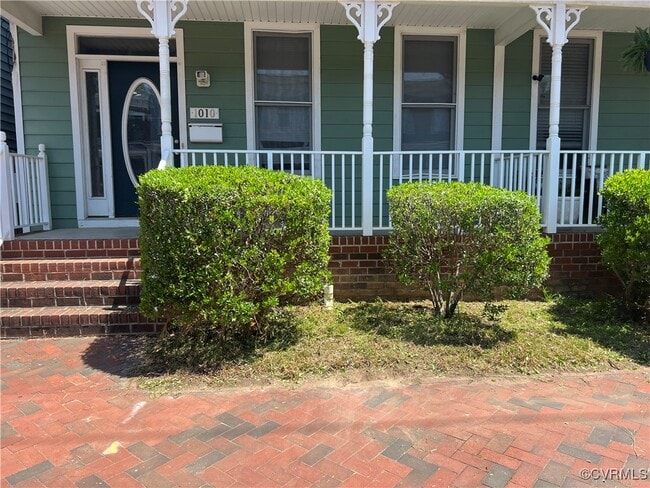 property at 1010 W Clay St