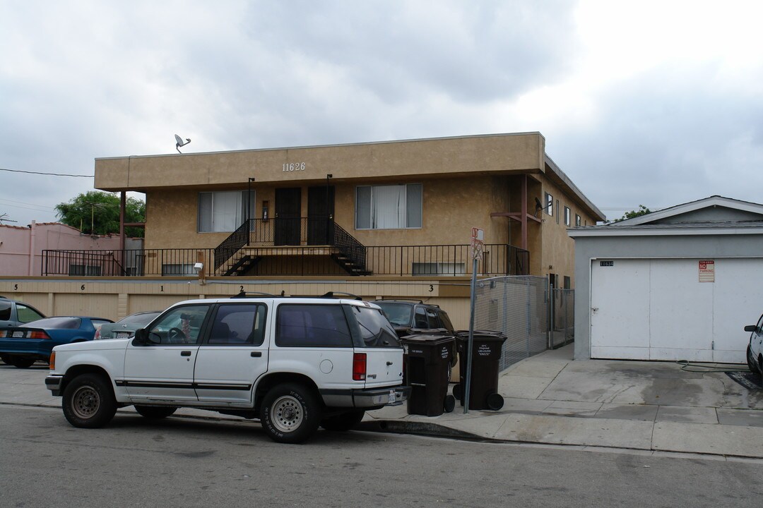 11626 Cedar Ave in Hawthorne, CA - Building Photo