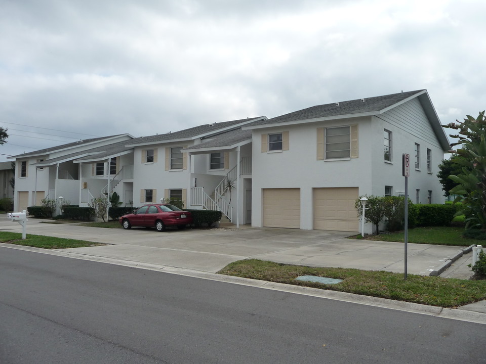 5080-5090 Oak Run Dr in Sarasota, FL - Building Photo