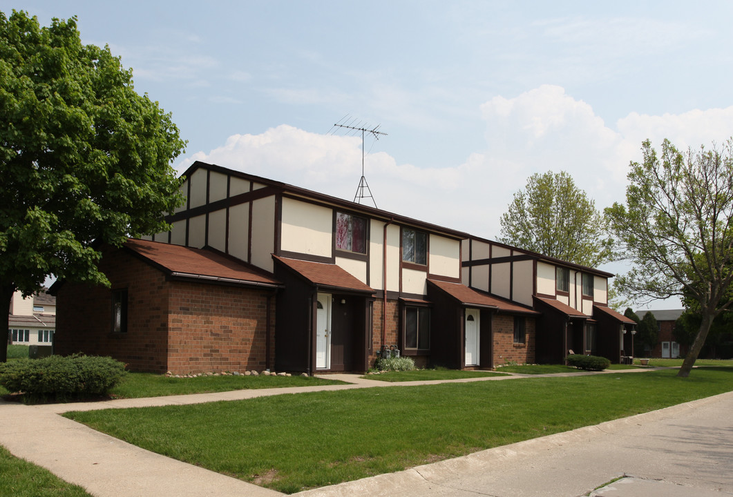 Chadwick Place Apartments in Elyria, OH - Building Photo