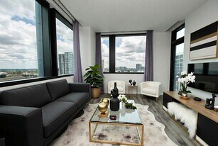 1211 Caroline St in Houston, TX - Building Photo