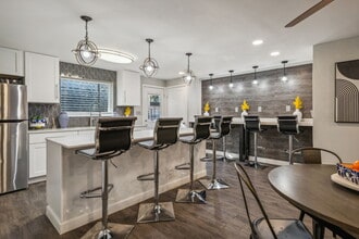 The Ashley at Bluffview Apartments in Dallas, TX - Foto de edificio - Building Photo