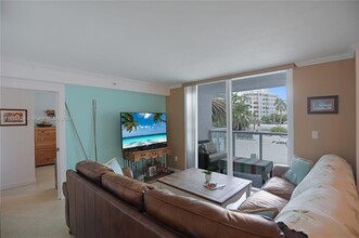 2457 Collins Ave in Miami Beach, FL - Building Photo - Building Photo