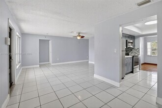 2521 NW 72nd Ave in Sunrise, FL - Building Photo - Building Photo