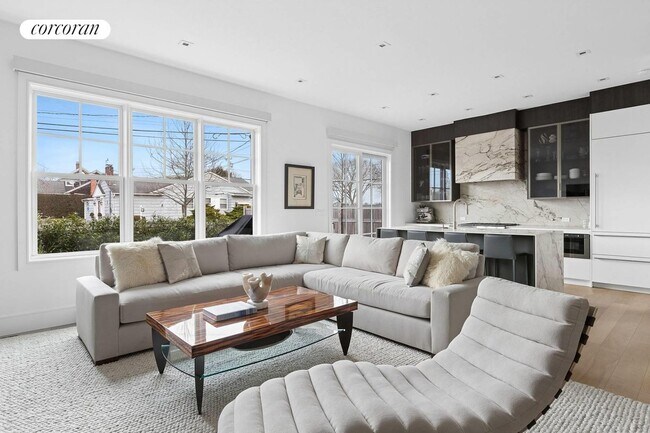 16 Magnolia Dr in Water Mill, NY - Foto de edificio - Building Photo