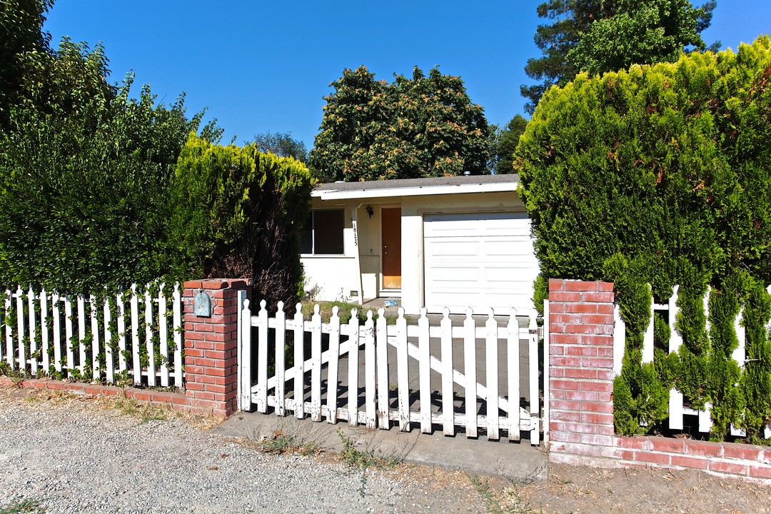 18175 Comstock Ave in El Verano, CA - Building Photo