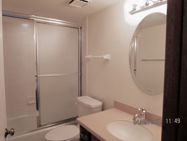 3942 N Oakland Ave-Unit -N/A in Shorewood, WI - Building Photo - Building Photo