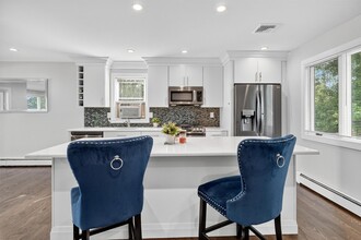 76 Amundsen Ln in New City, NY - Building Photo - Building Photo