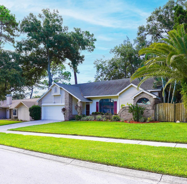 1366 Sutton Pl Dr in Palm Harbor, FL - Building Photo - Building Photo