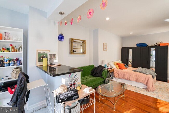 1116 Pine St-Unit -UNIT 3R in Philadelphia, PA - Building Photo - Building Photo