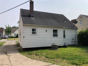 12805 Oakview Blvd in Garfield Heights, OH - Foto de edificio - Building Photo