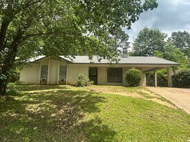 2452 Oak Grove Ln in Jackson, MS - Building Photo