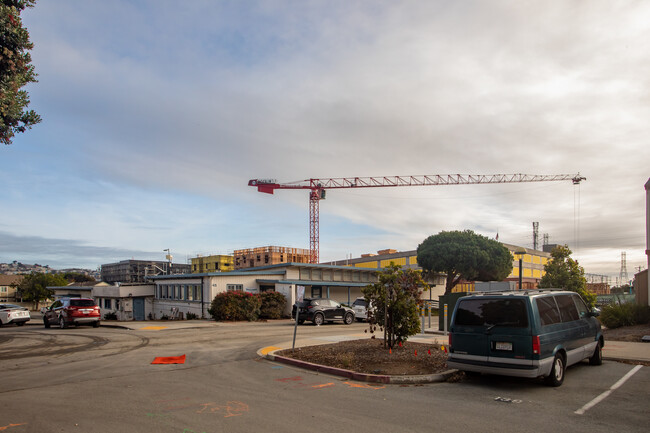 Midway Village Phase 1 - 4 in Daly City, CA - Foto de edificio - Building Photo