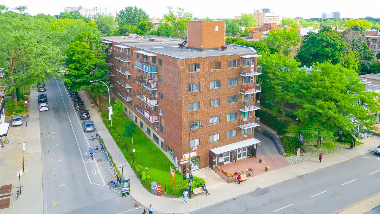 5450 Chem. Queen Mary, Unit 411 in Montréal, QC - Building Photo