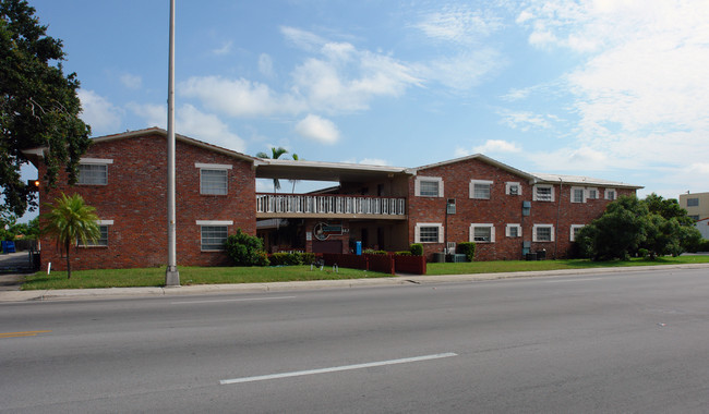 Continental West Apartments in North Miami, FL - Building Photo - Building Photo