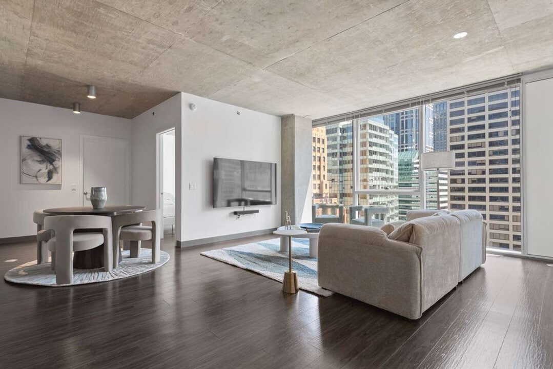 215 W Lake St in Chicago, IL - Building Photo