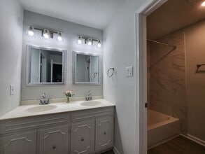 17571 Graham St, Unit A in Dumfries, VA - Foto de edificio - Building Photo