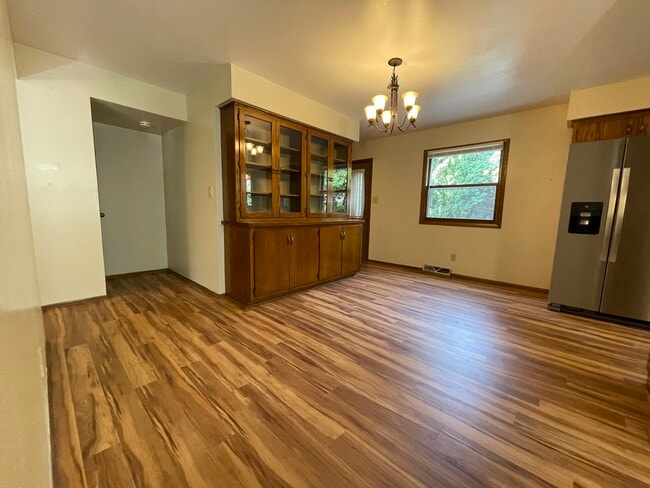 611 Saint Johns Dr in Delafield, WI - Building Photo - Building Photo