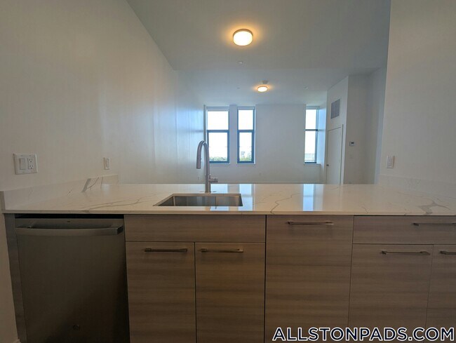 1079 Commonwealth Ave in Boston, MA - Building Photo - Building Photo