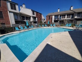 Briar Park in Houston, TX - Building Photo