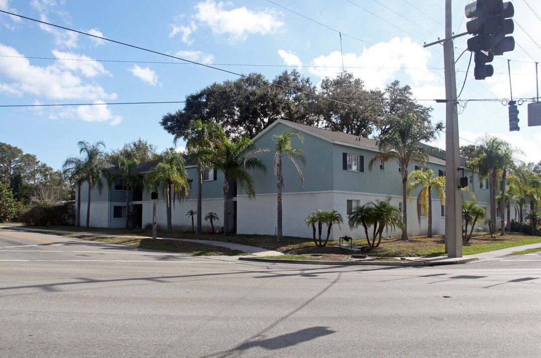 Neptune Gardens in Tampa, FL - Building Photo