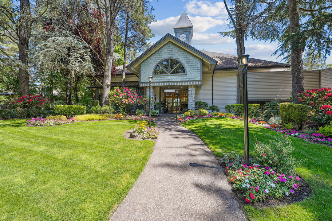 Oswego Pointe in Lake Oswego, OR - Building Photo