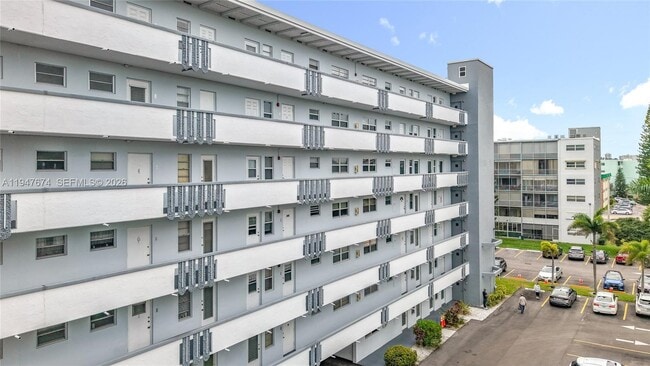 1000 NE 14th Ave in Hallandale Beach, FL - Building Photo - Building Photo