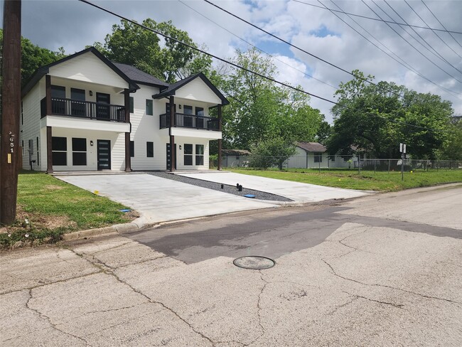2651 Beaumont Ave in Liberty, TX - Building Photo - Building Photo