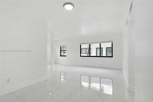 8010 Crespi Blvd in Miami Beach, FL - Building Photo