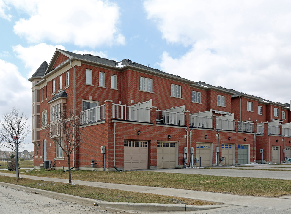 2550-2558 Bur Oak Ave in Markham, ON - Building Photo