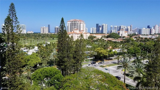 20100 W Country Club Dr in Aventura, FL - Building Photo - Building Photo