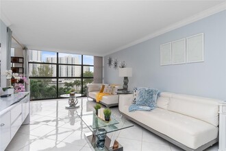 600 Parkview Dr in Hallandale Beach, FL - Building Photo - Building Photo