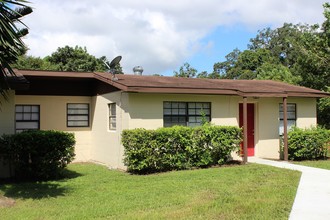 Pinewood Apartments in Brandon, FL - Foto de edificio - Building Photo