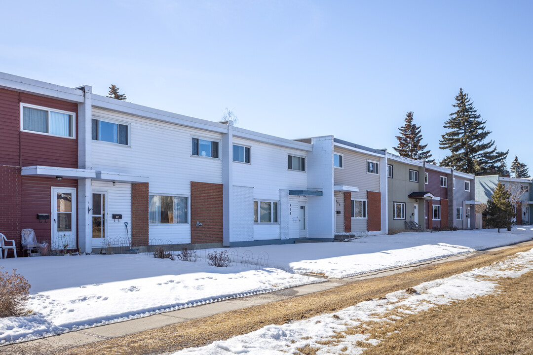 406 Garry Cres NE in Calgary, AB - Building Photo