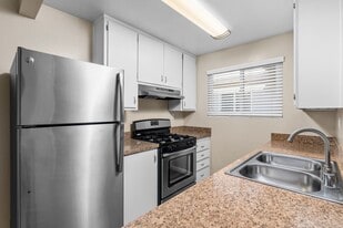 Menlo Pointe in Chico, CA - Building Photo