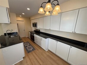 1437 Mariner Dr in Walled Lake, MI - Building Photo - Building Photo