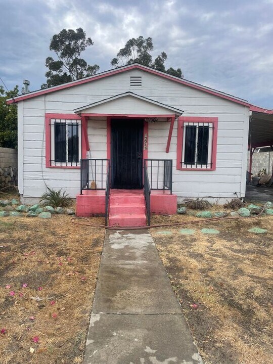 13011 Paxton St in Los Angeles, CA - Building Photo