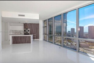 851 NE 1st Ave, Unit 4302 in Miami, FL - Building Photo